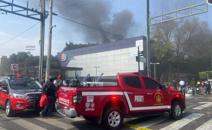 VIDEOS Y FOTOS Se incendia estacionamiento de alcaldía Benito Juárez; servicios de emergencia trabajan en la zona