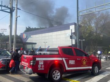 VIDEOS Y FOTOS Se incendia estacionamiento de alcaldía Benito Juárez; servicios de emergencia trabajan en la zona