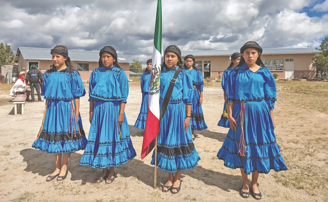 Las jóvenes beneficiarias lucieron sus vestidos más coloridos y elegantes en la apertura de esta escuela a la que consideran “un sueño hecho realidad”. Fotos: IBETH MANCINAS