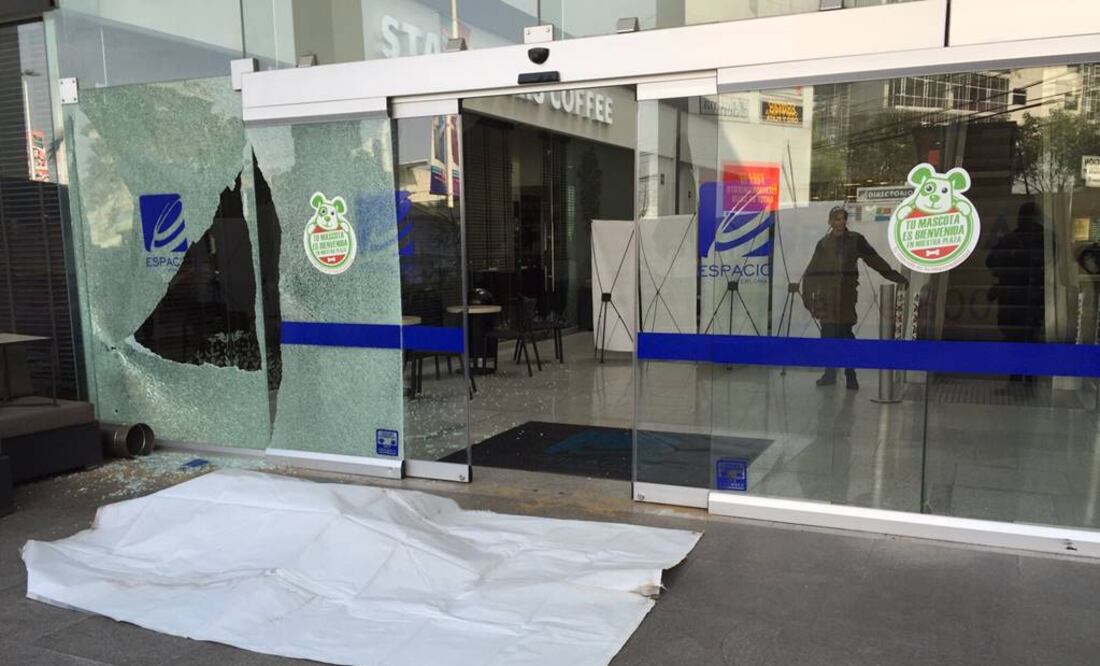 En una balacera en el centro comercial Espacio murió un presunto asaltante que fue identificado como policía ministerial del DF. FOTO: Especial