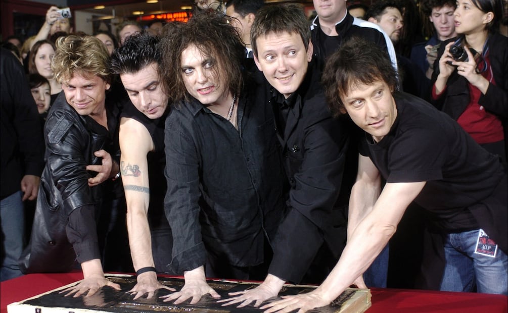 De izquierda a derecha: Jason Cooper, Simon Gallup, Robert Smith, Roger O'Donnell y Perry Bamonte, del grupo de rock británico The Cure, ponen sus manos en cemento en el Rockwalk de Hollywood, en Los Ángeles, el viernes 30 de abril de 2004. 
FOTO: Archivo AP/Chris Pizzello.