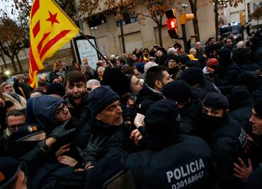 Asesinan a hombre por usar tirantes con bandera de España; agitan contienda