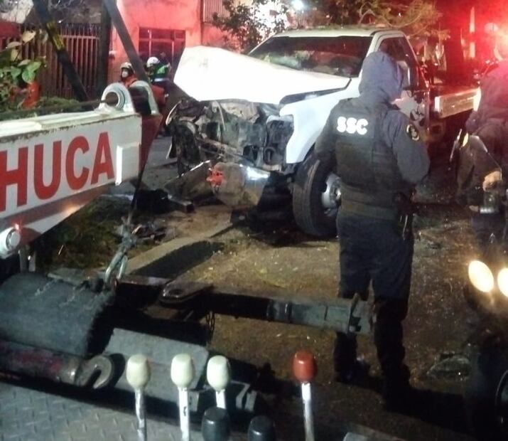 Una grúa se lleva a otra que chocó en Iztapalapa. FOTO: Especial/ EL UNIVERSAL/