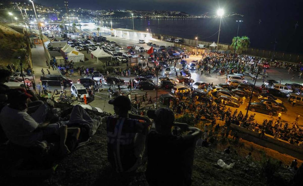 Gente reunida en Bab Sebta, en la frontera entre Marruecos y España, cerca del enclave español de Ceuta. (30/07/26) Foto: AFP
