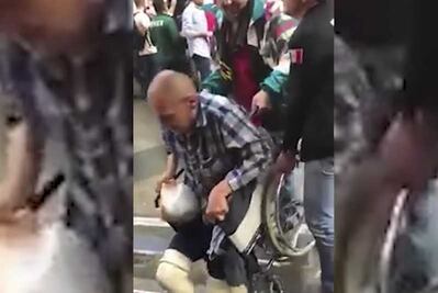 Sujeto agrede a discapacitado por usar máscara de López Obrador en Rusia