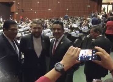 "Poncho" Lizárraga de El Recodo visita San Lázaro; "AMLO va muy bien", dice