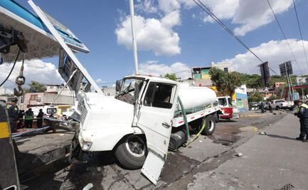 Pipa de agua choca contra gasolinera en alcaldía Venustiano Carranza; autoridades acordonan la zona