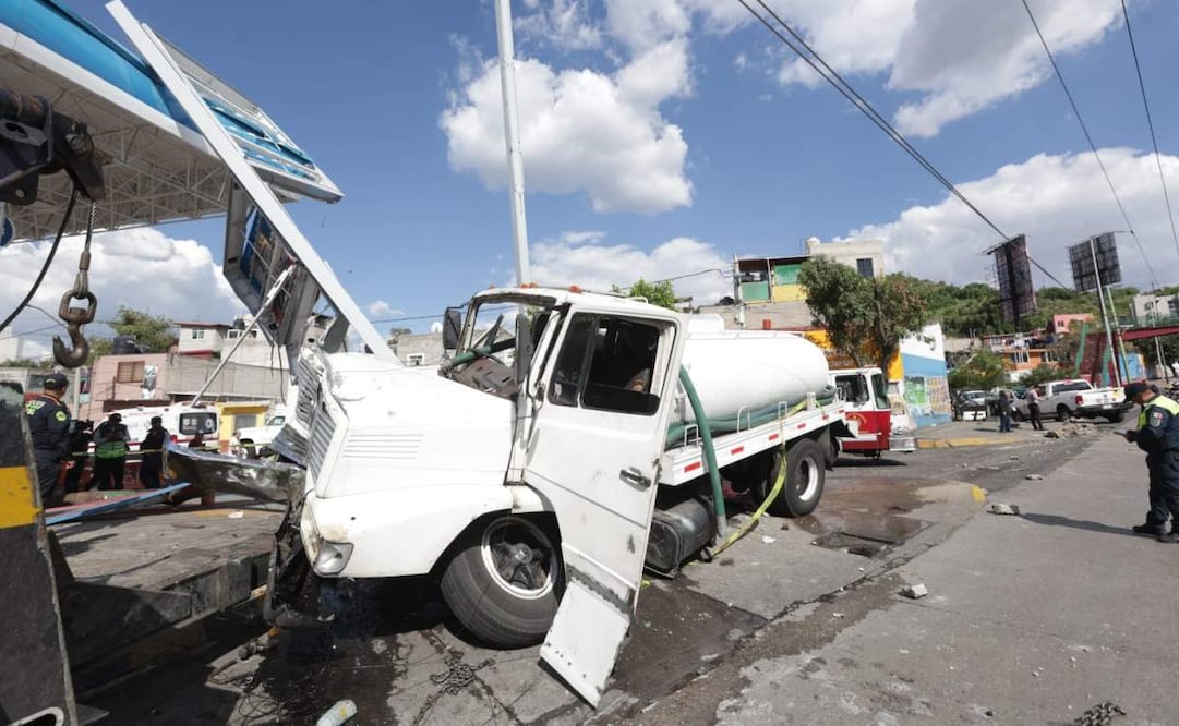 Pipa de agua choca contra gasolinera en alcaldía Venustiano Carranza (03/07/2025). Foto: Francisco Rodríguez / EL UNIVERSAL