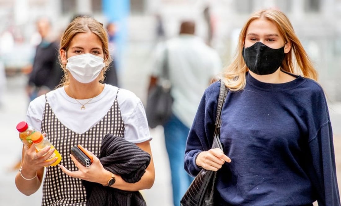 Jóvenes usando cubrebocas. Foto: BBC