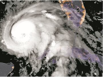 "Larry" avanza hacia el sur de Terranova, Canadá, todavía como huracán