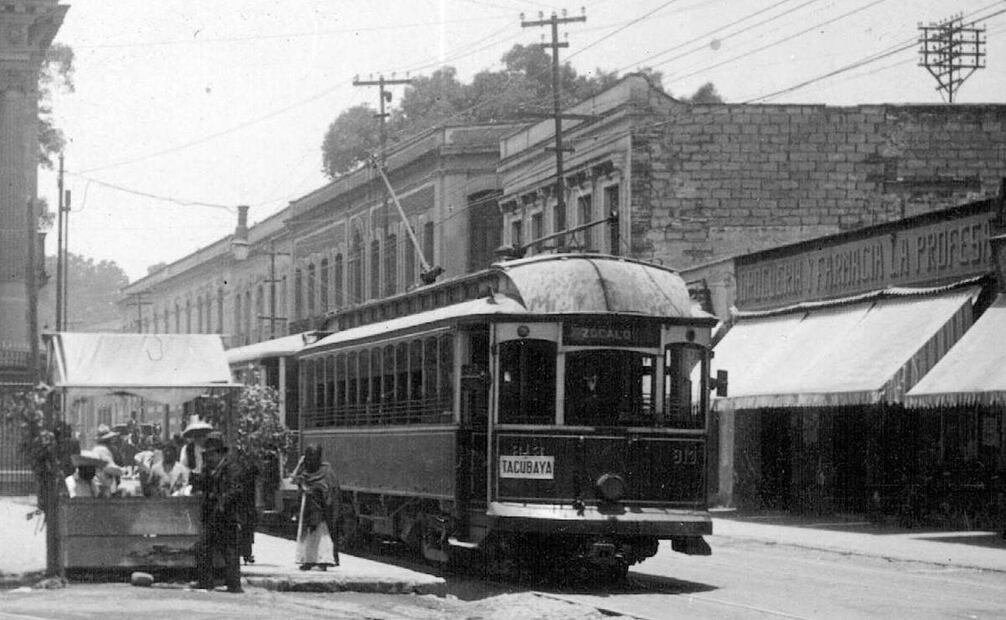 Un tranvía en el actual cruce de las avenidas Revolución y Jalisco, en Tacubaya, alrededor de 1920. Los edificios del lado derecho ya no existen, y a la izquierda apenas se ve el portal de la casa de la familia Mier, que fue reemplazado por el Edificio Ermita. Imagen: Colección Villasana.