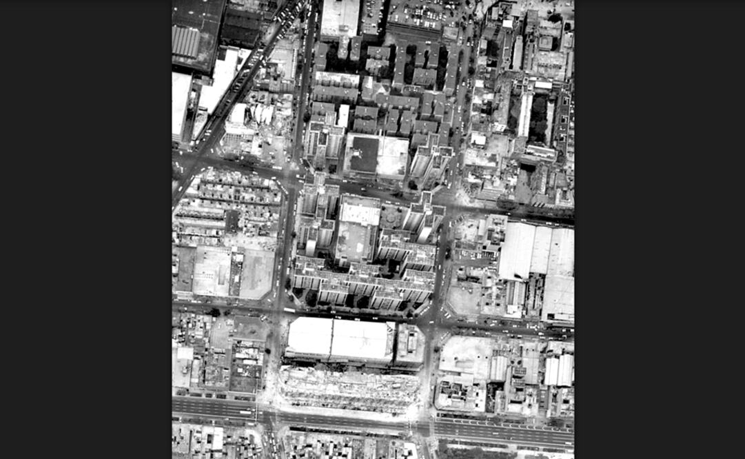 Una toma aérea que nos permite observar los daños en las construcciones aledañas a Los Soldominios, cuyas torres resaltan a primera vista, tras los sismos de 1985. Abajo se encuentra la avenida Cuauhtémoc, donde se alcanza a ver la parte colapsada del edificio de la Secretaría de Comercio y Fomento Industrial, junto al cine Internacional.  La calle diagonal que se ve en la parte superior es Claudio Bernard, en donde se aprecia que parte de la nave del cine John Ford se derrumbó. Imagen cortesía: INEGI