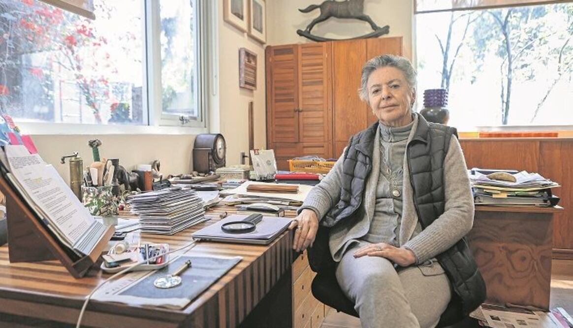 Bárbara Jacobs nació en Ciudad de México en 1947. En la imagen, la autora en el estudio de su casa en Chimalistac, al sur de la capital. Foto: Gabriel Pano /EL UNIVERSAL