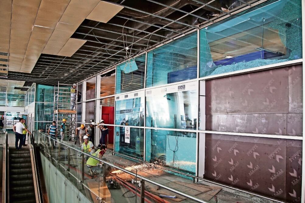 Empleados reparaban ayer ventanas y muros destruidos durante los ataques en el aeropuerto de Ataturk, en Estambul (BRAM JANSSEN. AP)