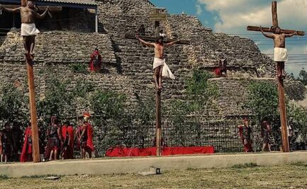 En medio de altas temperaturas, fieles católicos participan en representación del Viacrucis en varios municipios de Yucatán