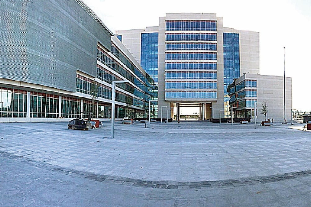 Las nuevas instalaciones de justicia tienen un jardín vertical el cual, entre otras cosas, ayuda a regular la temperatura dentro del inmueble (ESPECIAL)