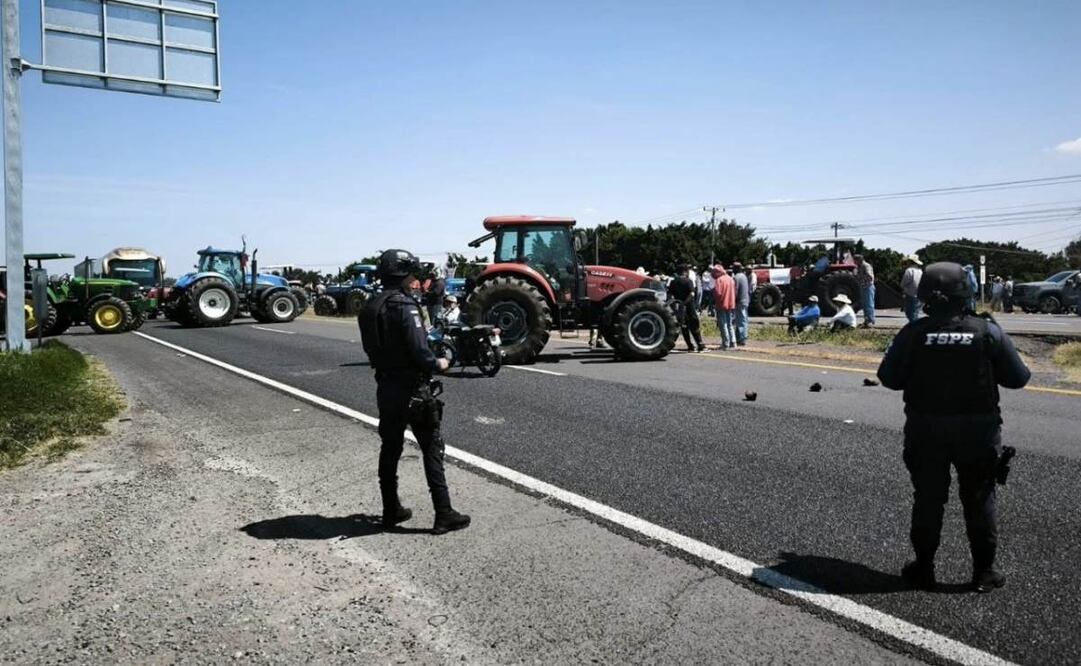 Por segundo día, productores agrícolas bloquean carreteras en Guanajuato 
Foto: Especial.