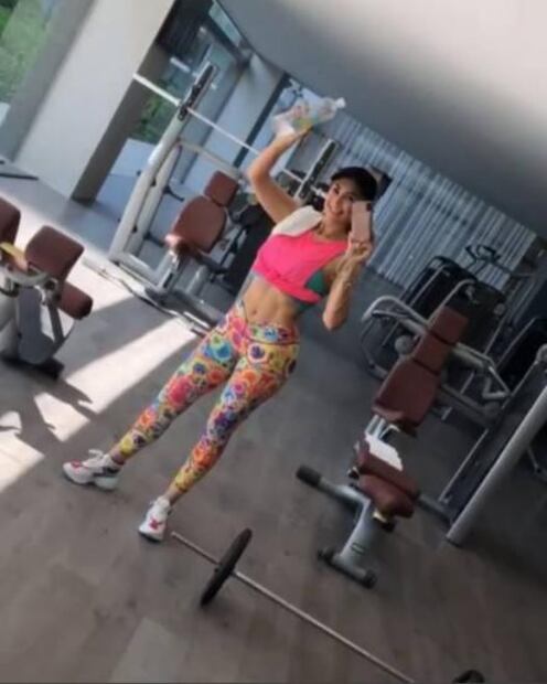 Aracely Arámbula presume abdomen plano y piernas torneadas