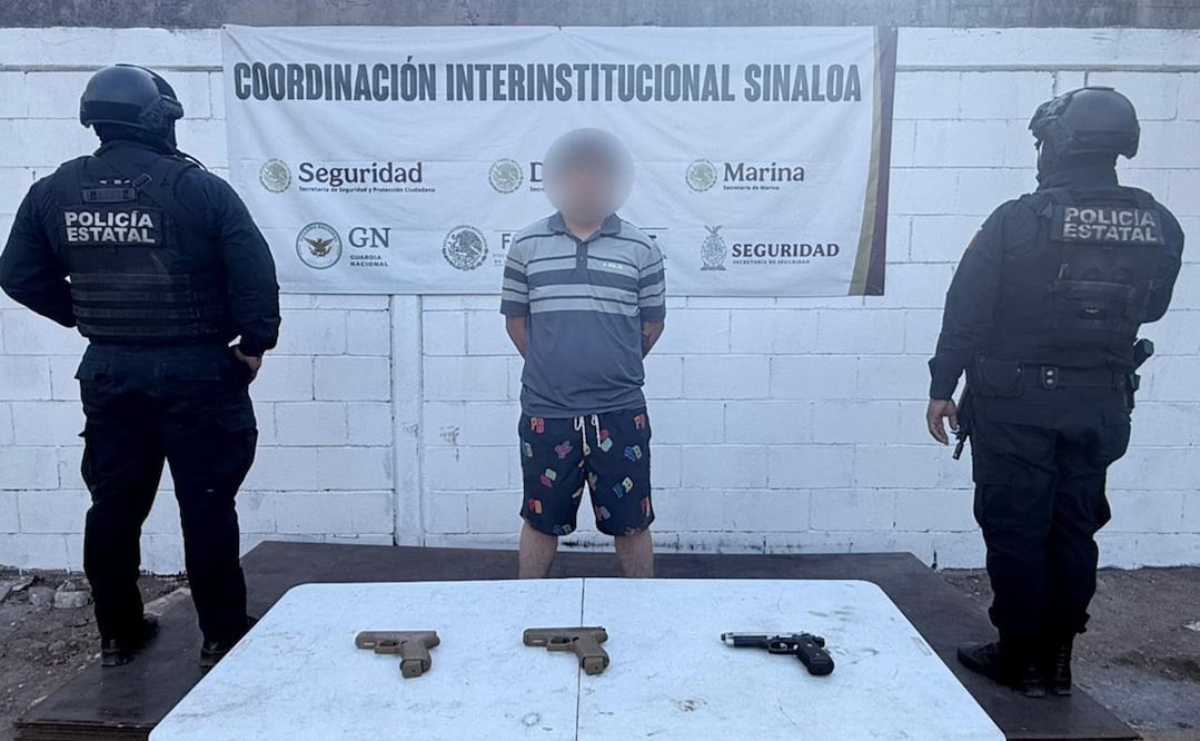 Al detenido se le aseguraron tres armas de fuego, cargadores y 34 cartuchos útiles. Foto: Especial