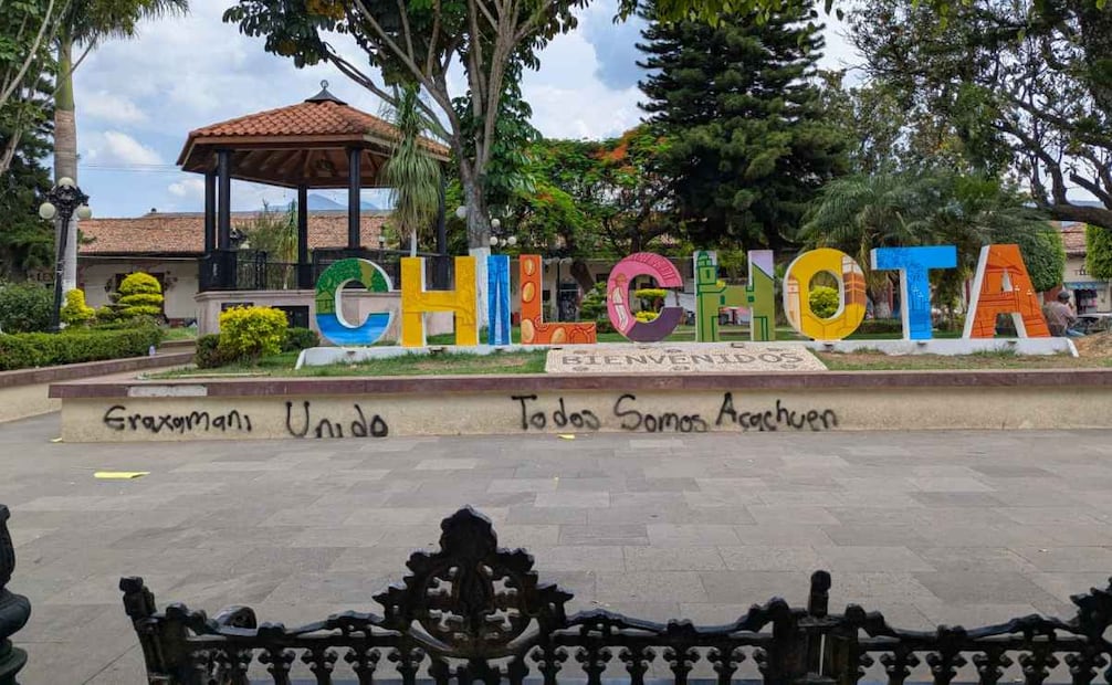 Indígenas de Michoacán queman vehículos y siniestran alcaldía de Chilchota; destrozos son en apoyo a habitantes de Acachuén.
Foto: cortesía Paulina Valencia/Alerta Noticias Michoacán.