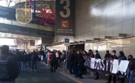 ¡Toma precauciones! Padres de niños con cáncer se manifiestan en el AICM por desabasto de medicamentos