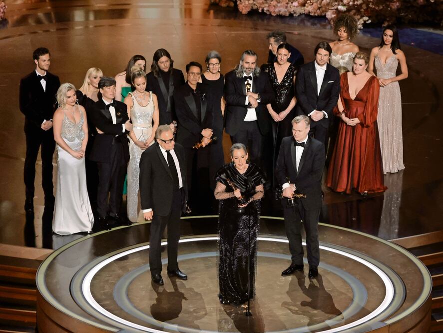 El equipo del filme subió al escenario para recibir el último galardón de la noche, para Mejor película. Emma Thomas dio un discurso de agradecimiento. Foto: AFP y AP
