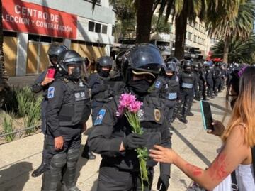 8M. "Lo que más deseamos es llegar con bien a casa; nos indigna ser agredidas", declara mujer policía