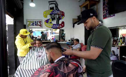 En una barbería, venezolanos encontraron el sueño mexicano; emprenden en oficios para superarse
