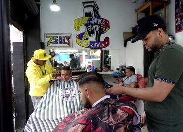 En una barbería, venezolanos encontraron el sueño mexicano; emprenden en oficios para superarse