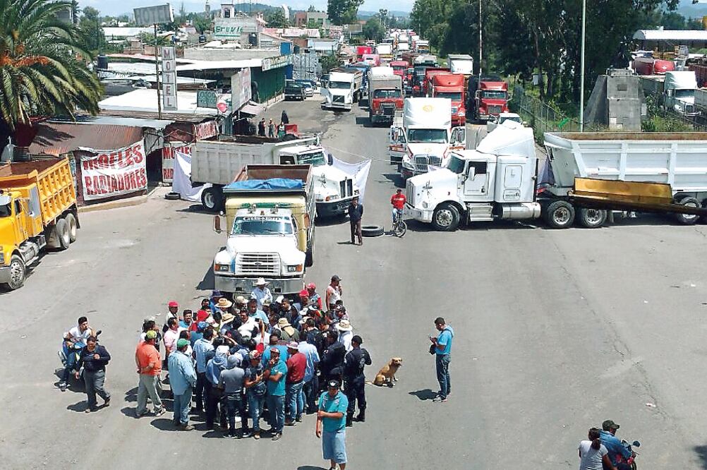 Los manifestantes lanzaron consignas contra el gobierno federal por sentirs e engañados al ser convencidos de vender sus parcelas para el aeropuerto (EMILIO FERNANDEZ. EL UNIVERSAL)
