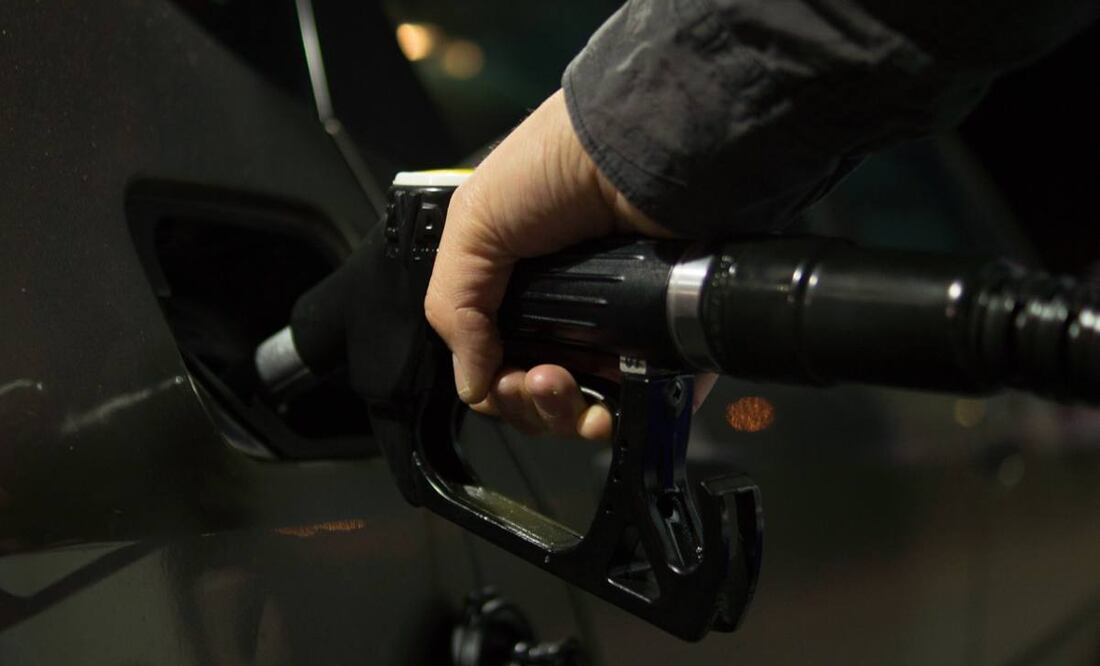Ahorra gasolina cargando tu tanque en el momento adecuado. Imagen: Pixabay