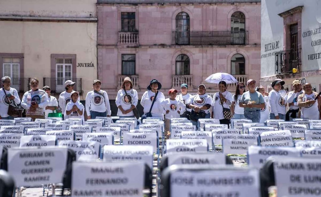 Con sillas vacías y tejidos rojos marchan en Zacatecas en el marco del Día de la Desaparición Forzada. | Foto: Diana Valdez.