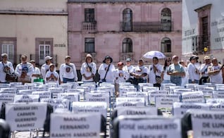 Con sillas vacías, buscadoras se manifiestan en Zacatecas; ausencia no puede convertirse en memoria, dicen