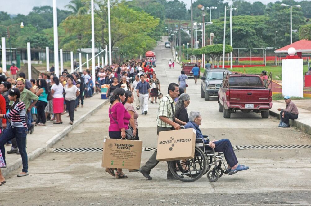 Los 9.7 millones de personas que recibieron una pantalla digital, por parte del gobierno, aportaron teléfono, fotografía y huellas (ARCHIVO. EL UNIVERSAL)