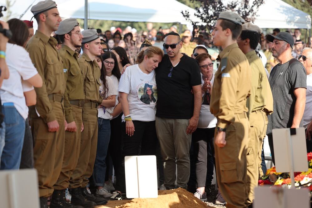 Adi (centro a la izquierda) y Avi Marciano, durante el funeral de su hija, la soldado israelí Noa Marciano, en Modiin. Foto: EFE
