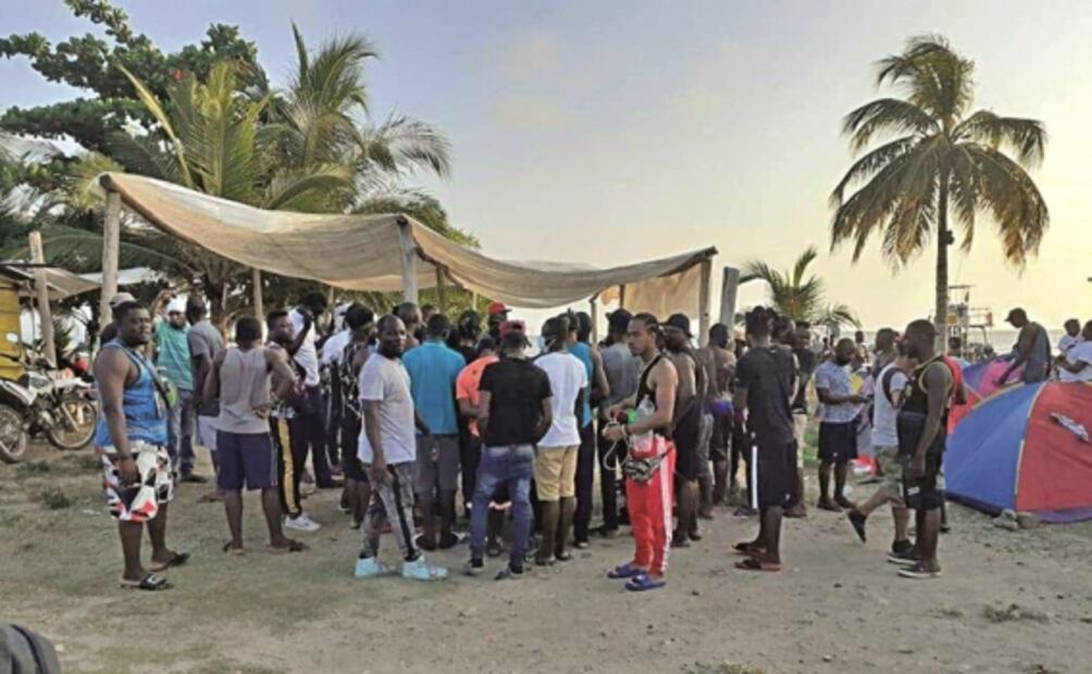 Esperan 19 mil migrantes en este pueblo colombiano para llegar a EU