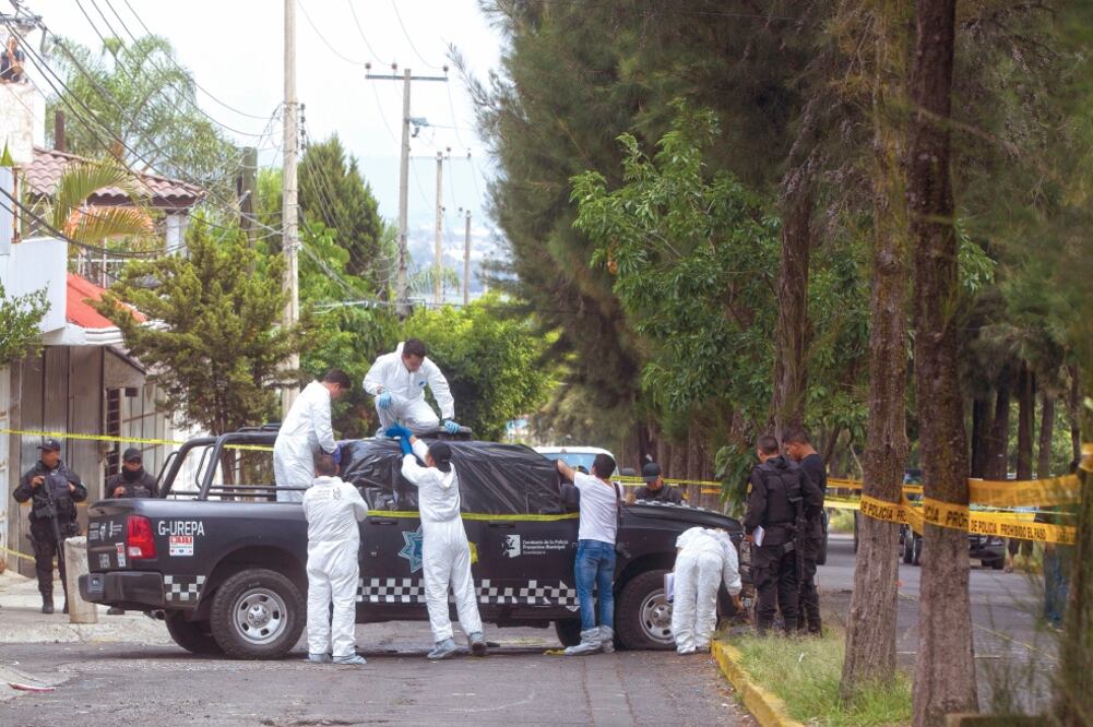 El mando policiaco Eduardo Plazola García y sus tres escoltas fueron emboscados por dos automóviles, desde donde les dispararon. (CARLOS ZEPEDA. EL UNIVERSAL)