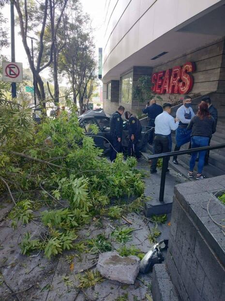 Fallan frenos de camión de pasajeros y se impacta contra varios vehículos en Cuajimalpa; hay un muerto  