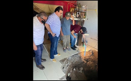 Socavón se abre en sala de una casa y se traga a joven que dormía