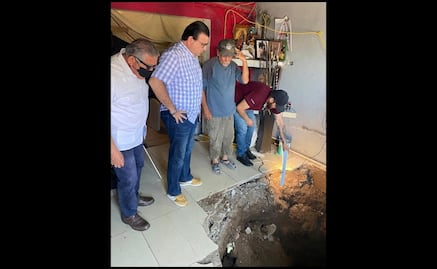 Socavón se abre en sala de una casa y se traga a joven que dormía