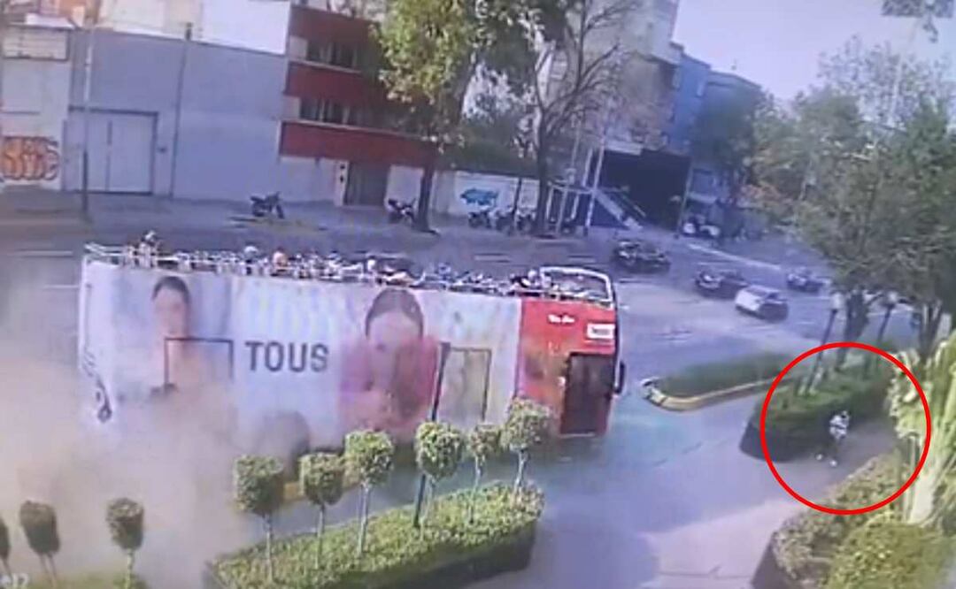 Foto: Captura de pantalla/El Universal/ El siniestro se produjo por una ponchadura en la llanta delantera derecha del Turibús