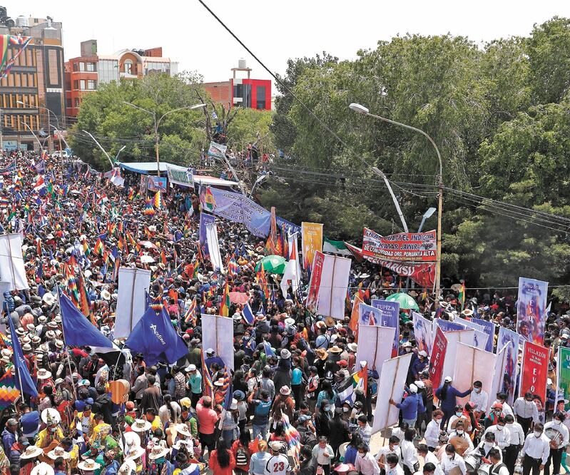 Una multitud de simpatizantes del expresidente Evo Morales acudieron a Villazón, ciudad y frontera con Argentina, para recibirlo. Ahí mismo, el exgobernante dijo que sus opositores fracasaron. JUAN KARITA. AP