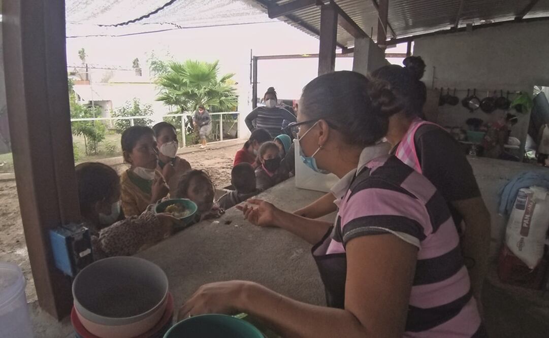 En el albergue Casa Senda de Vida hay 27 cocineras voluntarias. Al día usan hasta 10 cajas de pollo para preparar la comida. Foto: Sandra Tovar. EL UNIVERSAL