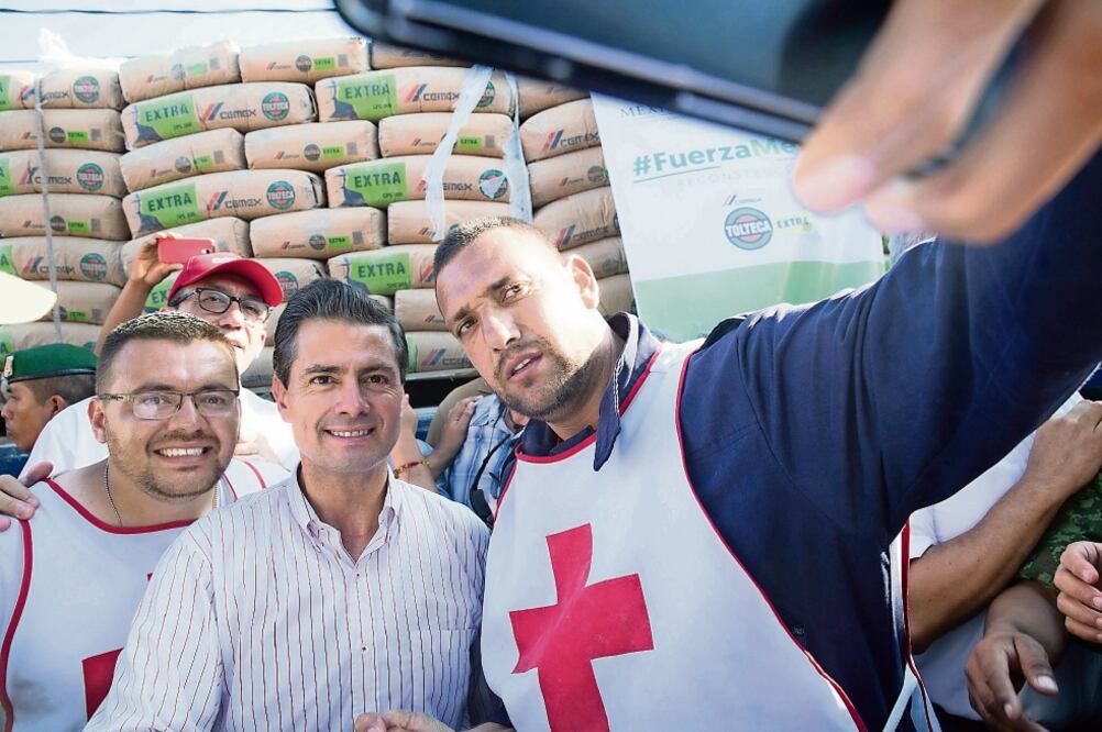 Durante una visita a Oaxaca, el presidente Enrique Peña Nieto dijo que en breve habrá de concluir la entrega de las tarjetas para la reconstrucción de zonas afectadas por los sismos de septiembre. (PRESIDENCIA)