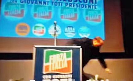 Video: Berlusconi reaparece en un mitin y sufre aparatosa caída