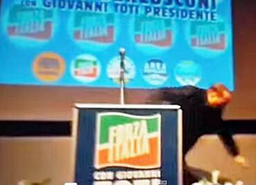 Video: Berlusconi reaparece en un mitin y sufre aparatosa caída