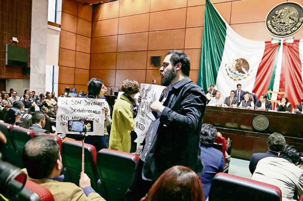 Inconformes con mantener a los militares en las calles en labores de seguridad, encabezados por Denise Dresser trataron de reventar la sesión de la Comisión de Puntos Constitucionales en la Cámara de Diputados (AGUSTÍN SALINAS. EL UNIVERSAL)