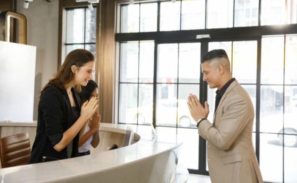 5 saludos sin contacto físico que son comunes en otros países y puedes imitar