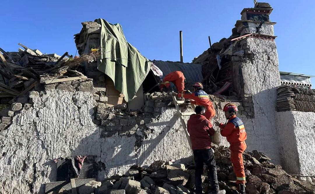 En esta imagen publicada por la revista de noticias Xinhua, rescatistas buscan sobrevivientes tras un terremoto en el municipio de Changsuo, en Dingri, Xigaze, en el suroeste de la Región Autónoma de Tíbet. Foto: AP