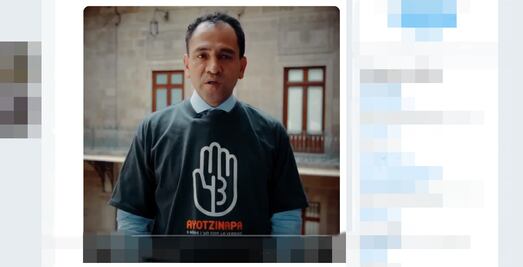 Arturo Herrera se pone la camiseta por los 43 normalistas de Ayotzinapa